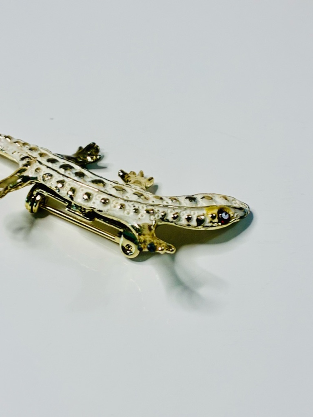 VTG Gold and White Lizard Brooch with Red Eye Lightweight Eclectic Everyday - Picture 6 of 14